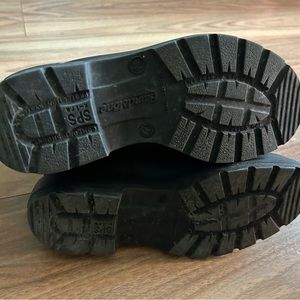 Blundstones black…only worn a couple of times. Size 3 1/2 in Blundstone size.